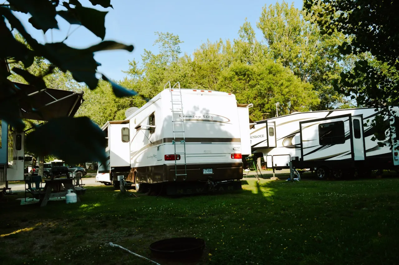 Emplacements pour roulottes au Camping Bonnet Rouge
